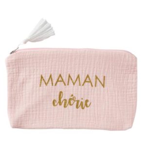 Trousse cadeau zippée "Maman chérie" en gaze de coton, couleur rose blush. Dimensions 25 x 15 cm. Vendu par Rêves de Fil.